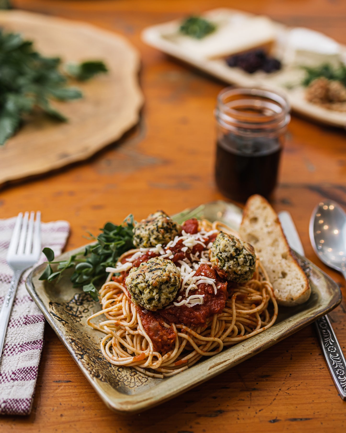 PÂTES SAUCE TOMATES AUX BOULETTES DE COURGETTES