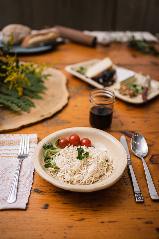Une assiette de remoulade de céleri rave sur une table en bois