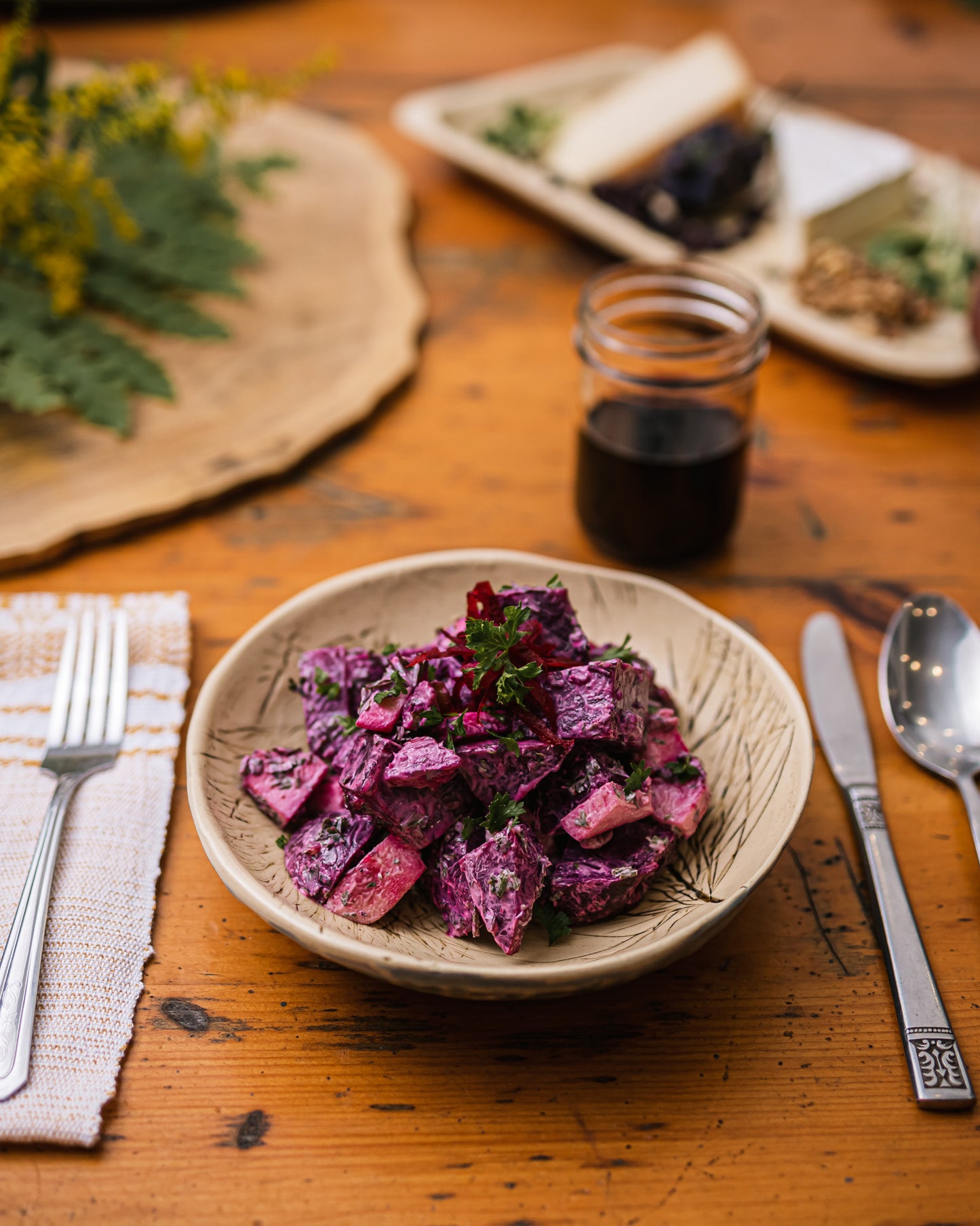  Une assiette de salade de pommes et betteraves  sur une table en bois