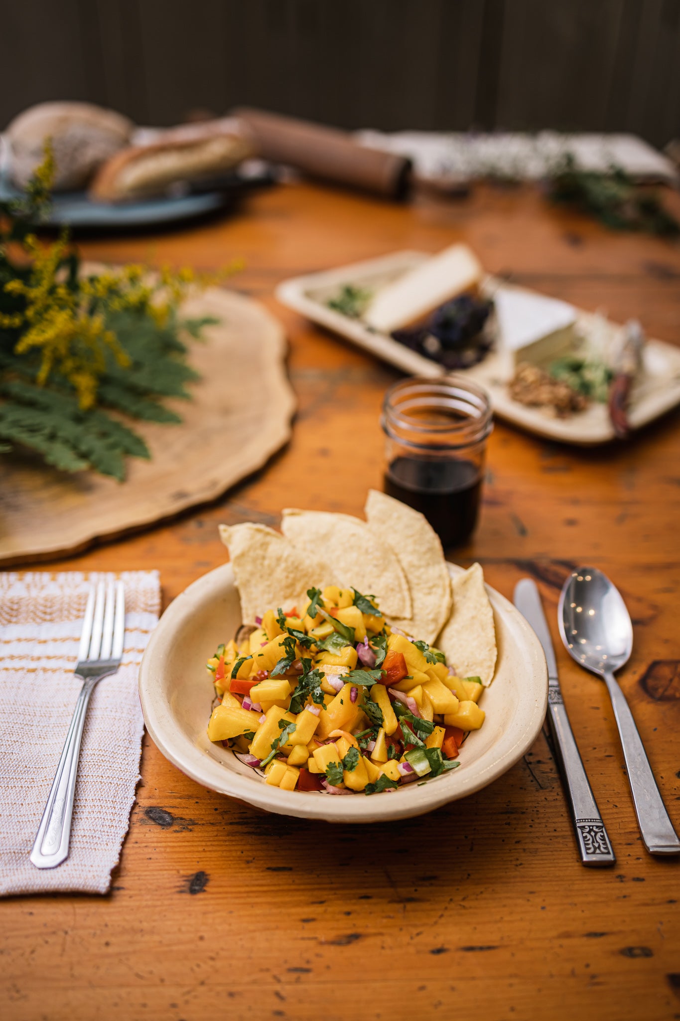 Une assiette de salsa de mangues sur une table en bois