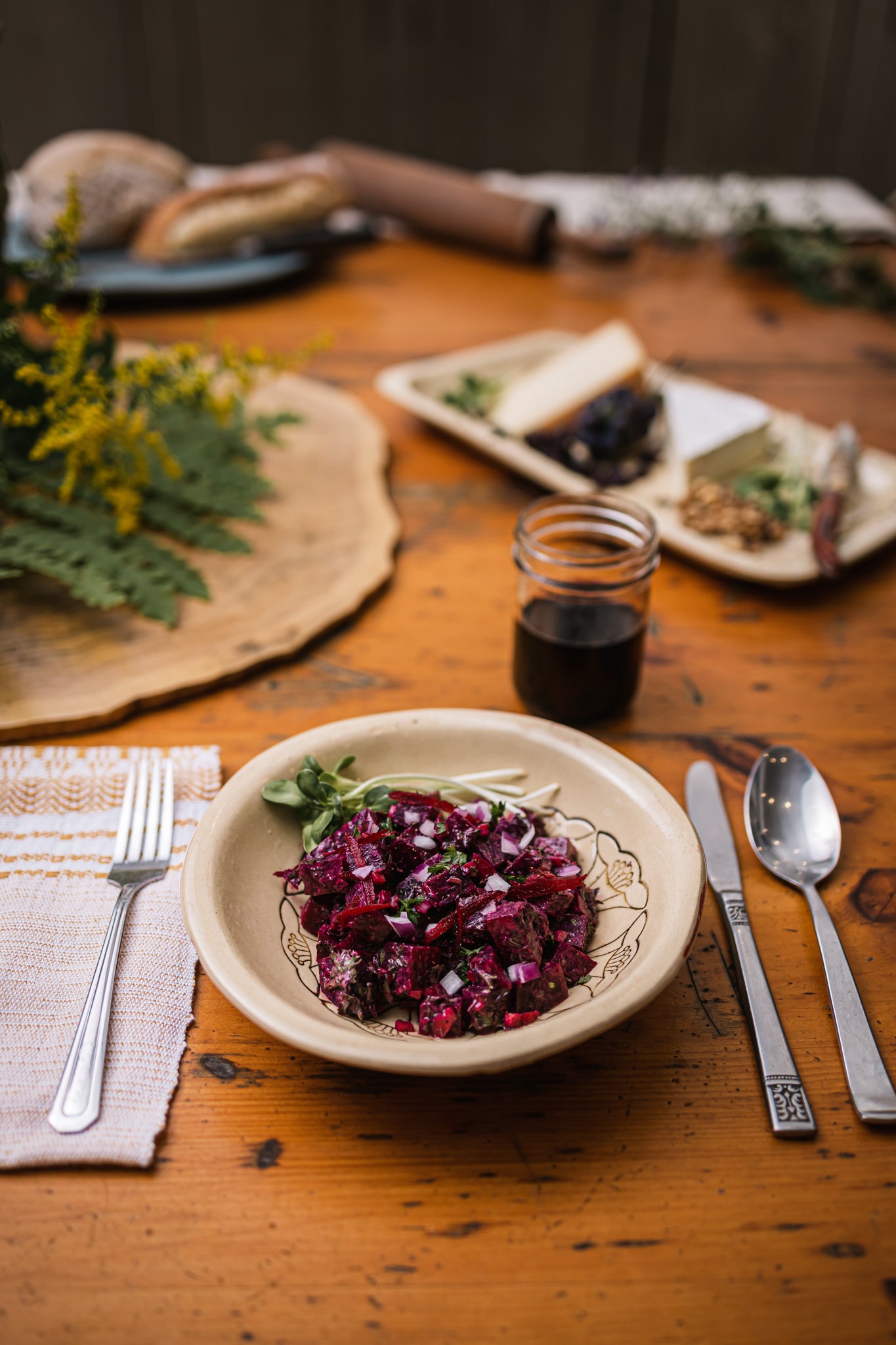 Une assiette de tartare de betteraves sur une table en bois