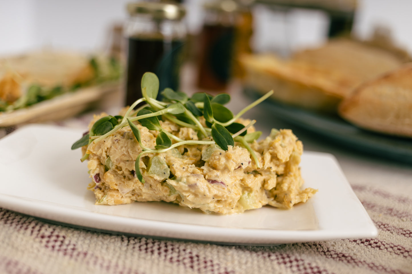 Une assiette de tartinades de pois chiches (hummus)